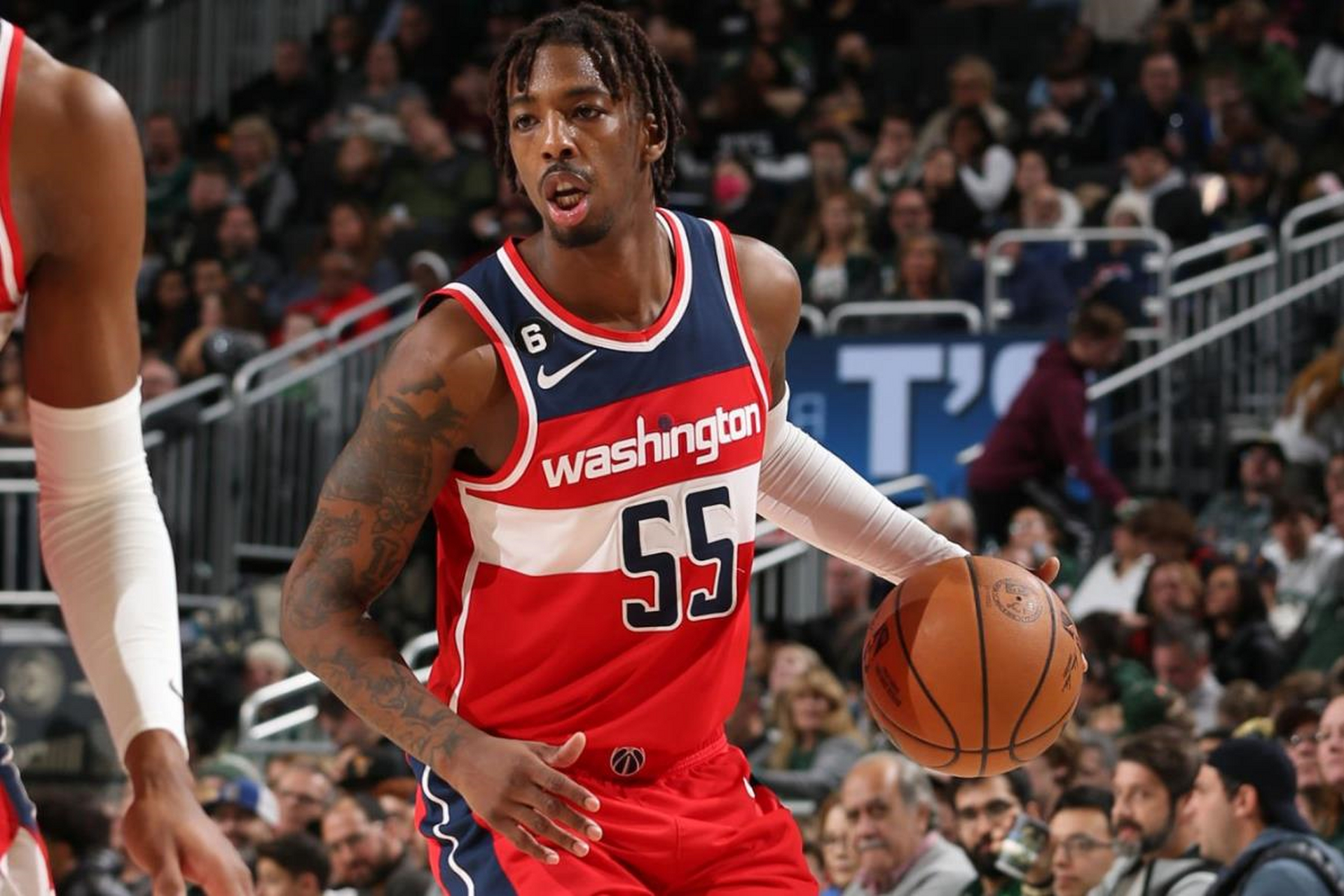 密尔沃基雄鹿训练开放日，赛前回应争议引欢呼，国王杯在即，控场能力受关注的简单介绍